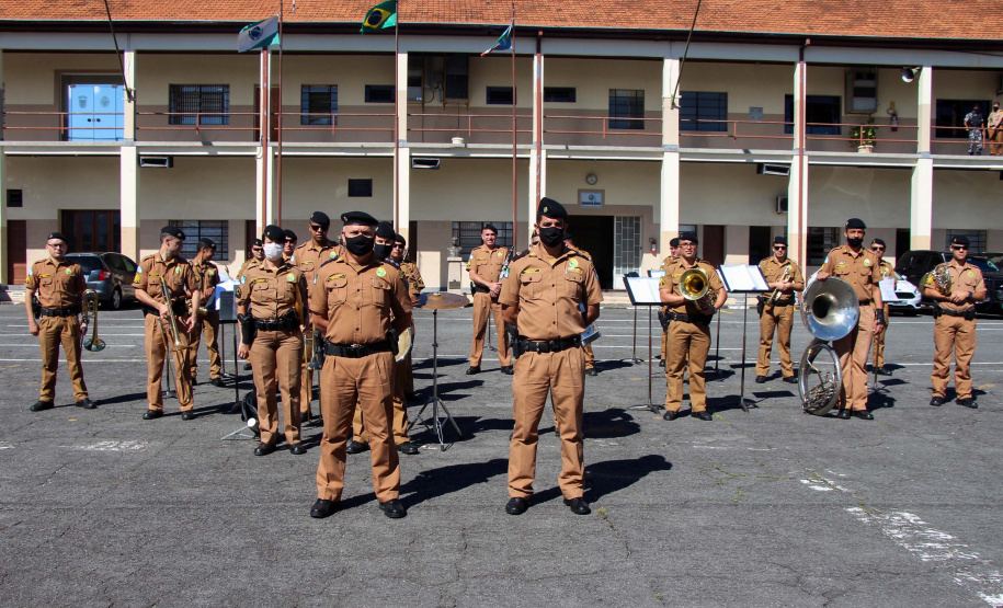 Banda de Música da PMPR faz apresentação para policiais que trabalham no administrativo no Quartel do Comando-Geral