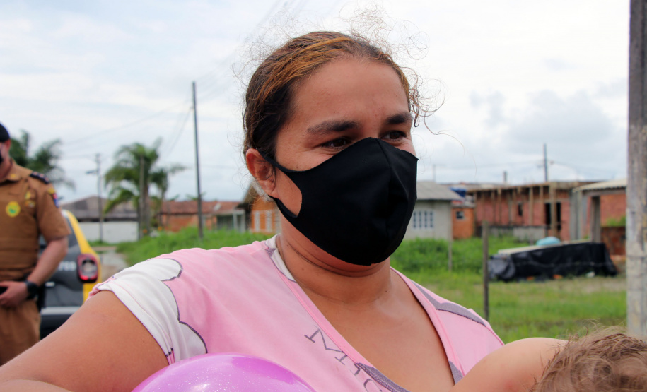 ONG doa brinquedos e Polícia Militar faz a entrega de presentes de Natal para crianças em Pontal do Paraná