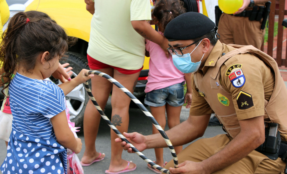ONG doa brinquedos e Polícia Militar faz a entrega de presentes de Natal para crianças em Pontal do Paraná