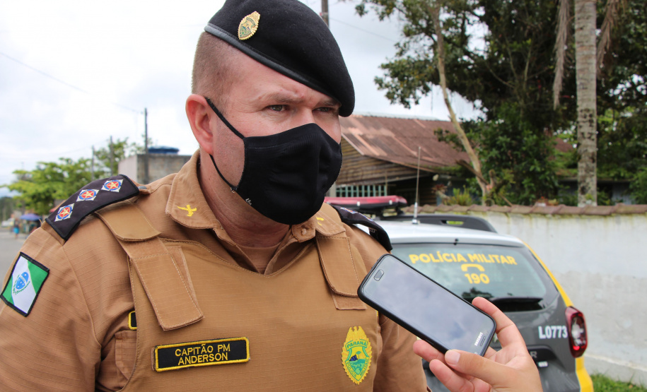 ONG doa brinquedos e Polícia Militar faz a entrega de presentes de Natal para crianças em Pontal do Paraná