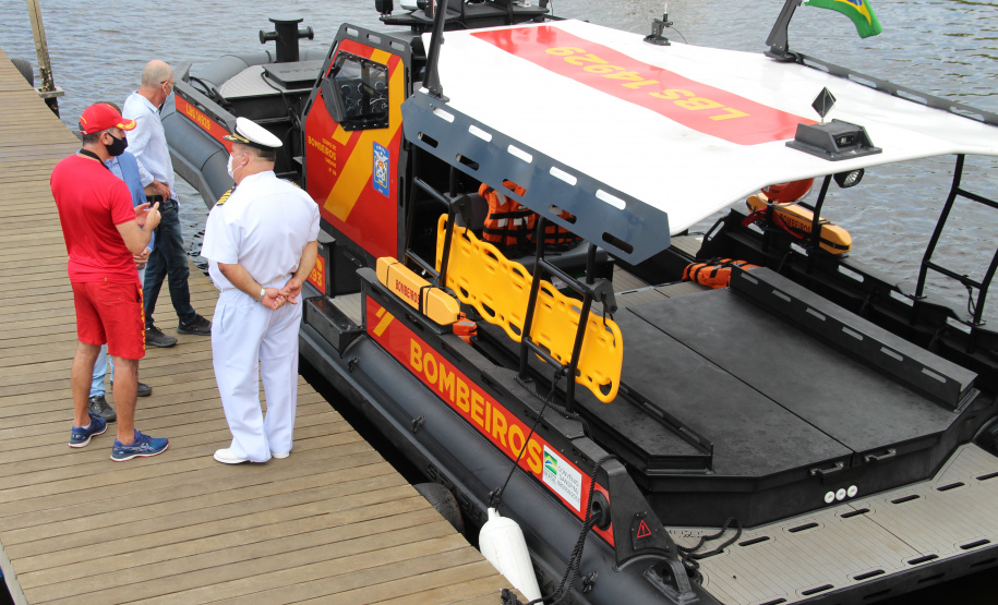 Corpo de Bombeiros recebe “ambulancha” para atuação no litoral do Paraná