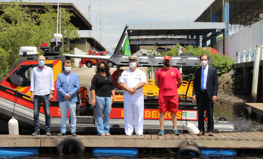 Corpo de Bombeiros recebe “ambulancha” para atuação no litoral do Paraná
