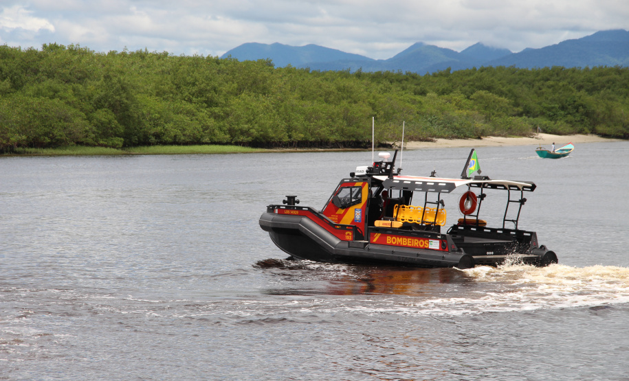 Corpo de Bombeiros recebe “ambulancha” para atuação no litoral do Paraná