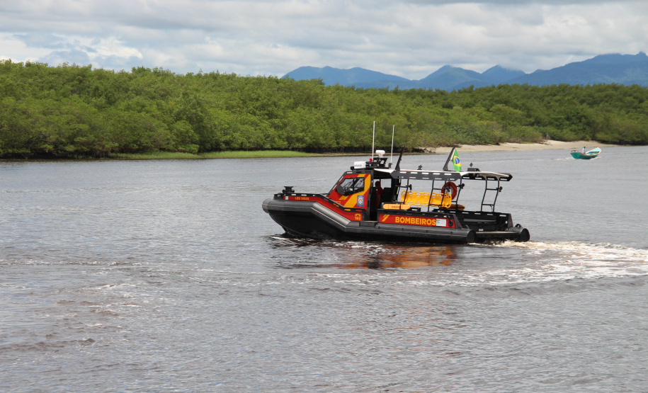 Corpo de Bombeiros recebe “ambulancha” para atuação no litoral do Paraná
