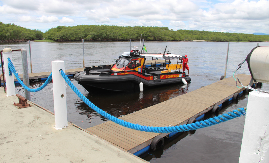 Corpo de Bombeiros recebe “ambulancha” para atuação no litoral do Paraná