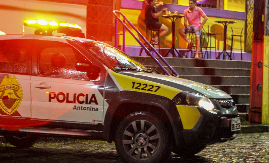 Mais de 250 pessoas são abordadas e duas acabam presas durante operação da PM em Morretes e Antonina