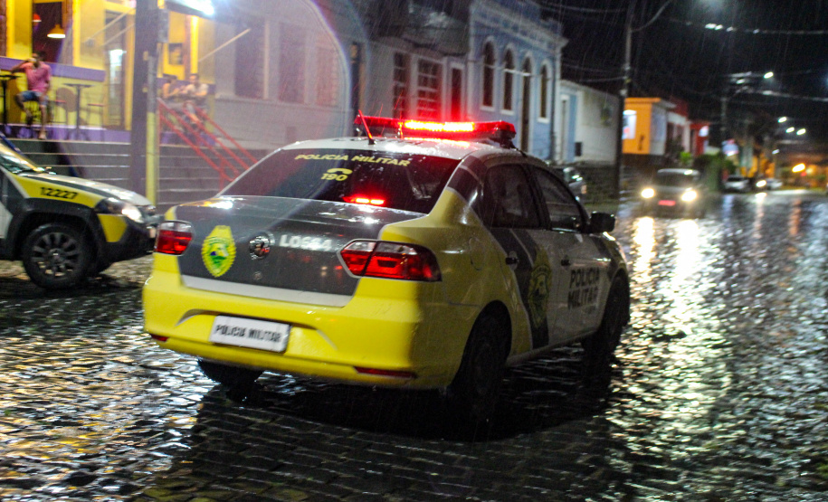 Mais de 250 pessoas são abordadas e duas acabam presas durante operação da PM em Morretes e Antonina