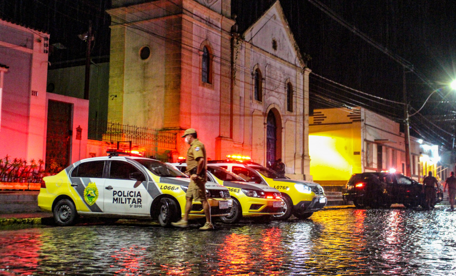 Mais de 250 pessoas são abordadas e duas acabam presas durante operação da PM em Morretes e Antonina