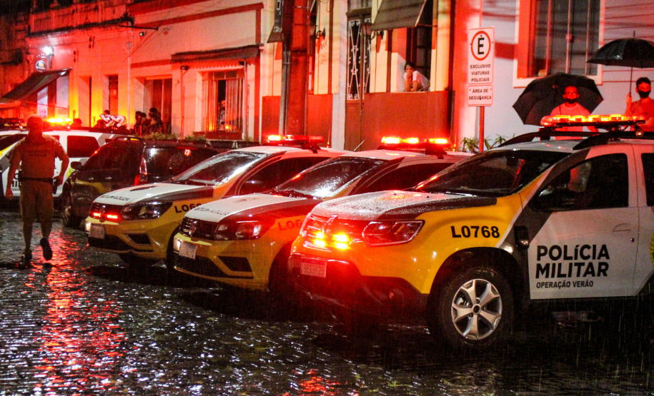 Mais de 250 pessoas são abordadas e duas acabam presas durante operação da PM em Morretes e Antonina