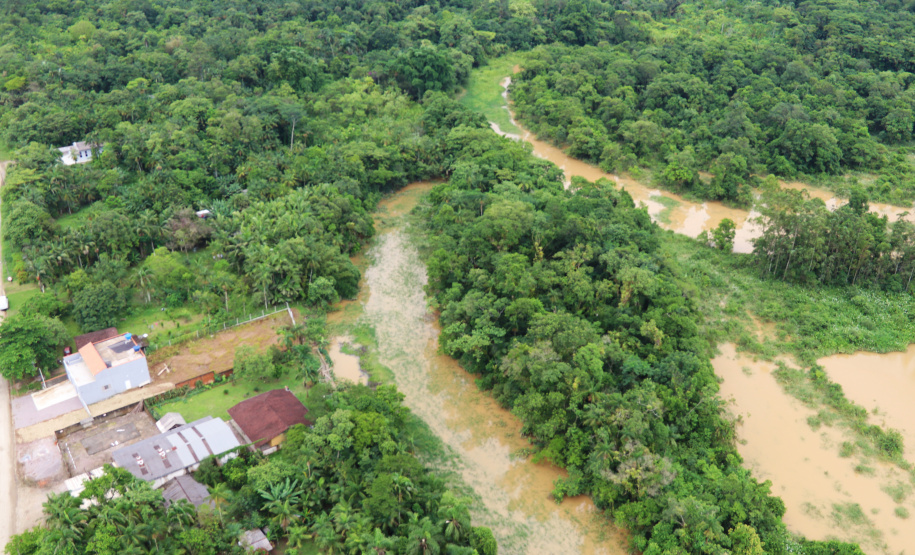 Secretário da Segurança Pública sobrevoa áreas afetadas pelas chuvas no litoral (PR)
