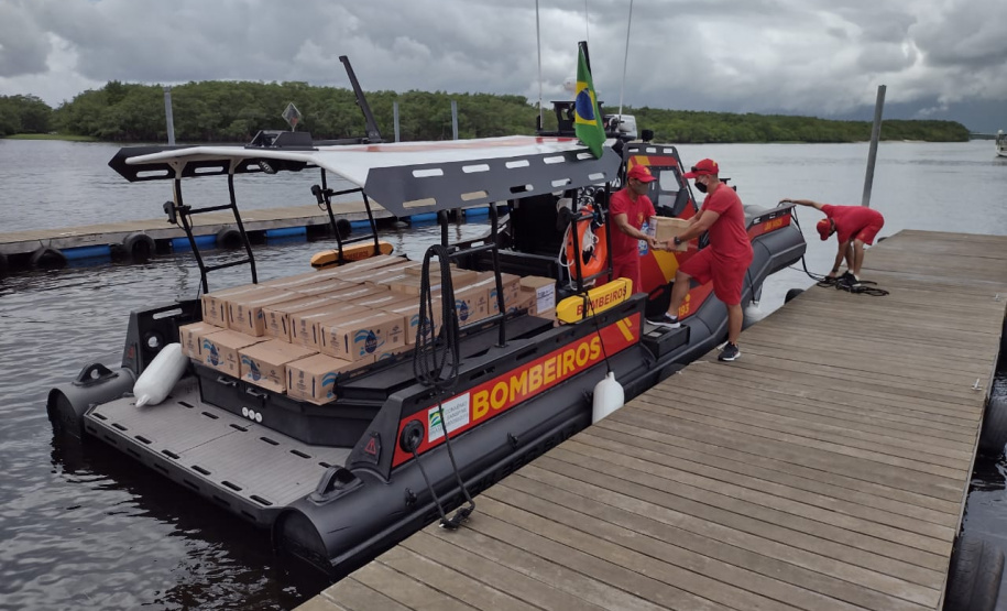 Lancha do Corpo de Bombeiros leva materiais para auxiliar as comunidades rurais de Guarequeçaba, no Litoral do estado