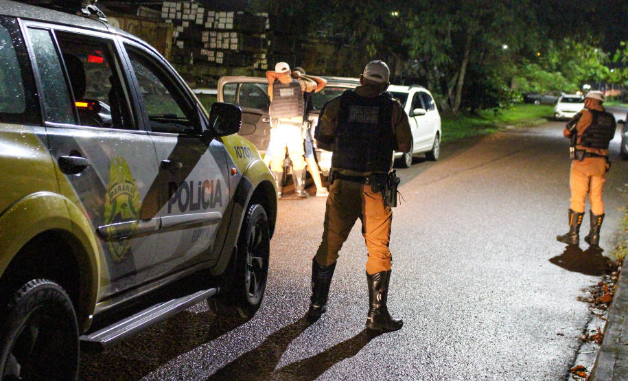 Mais de 250 pessoas são abordadas e duas acabam presas durante operação da PM em Morretes e Antonina