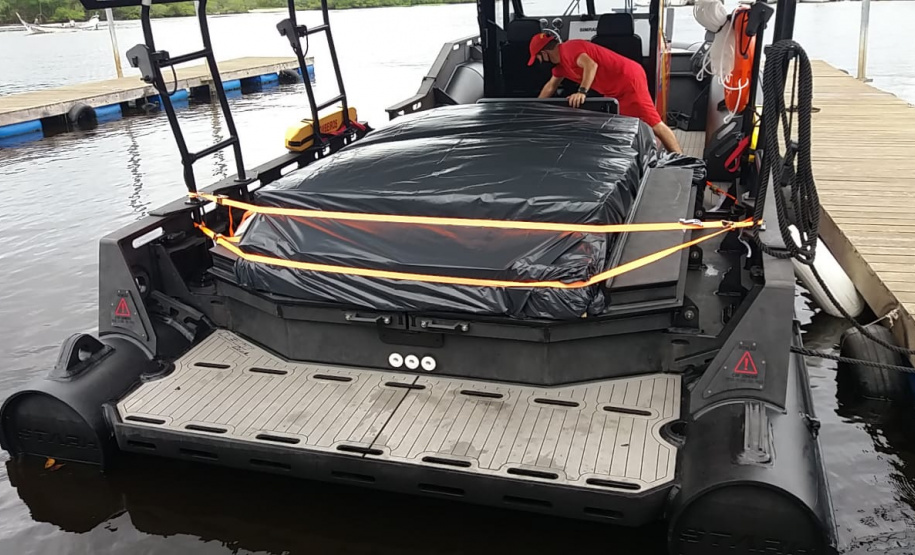 Lancha do Corpo de Bombeiros leva materiais para auxiliar as comunidades rurais de Guarequeçaba, no Litoral do estado