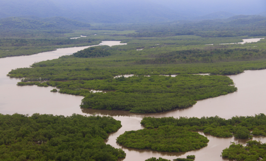 Secretário da Segurança Pública sobrevoa áreas afetadas pelas chuvas no litoral (PR)