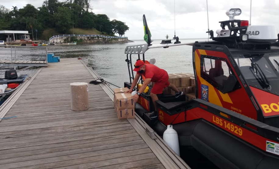 Lancha do Corpo de Bombeiros leva materiais para auxiliar as comunidades rurais de Guarequeçaba, no Litoral do estado