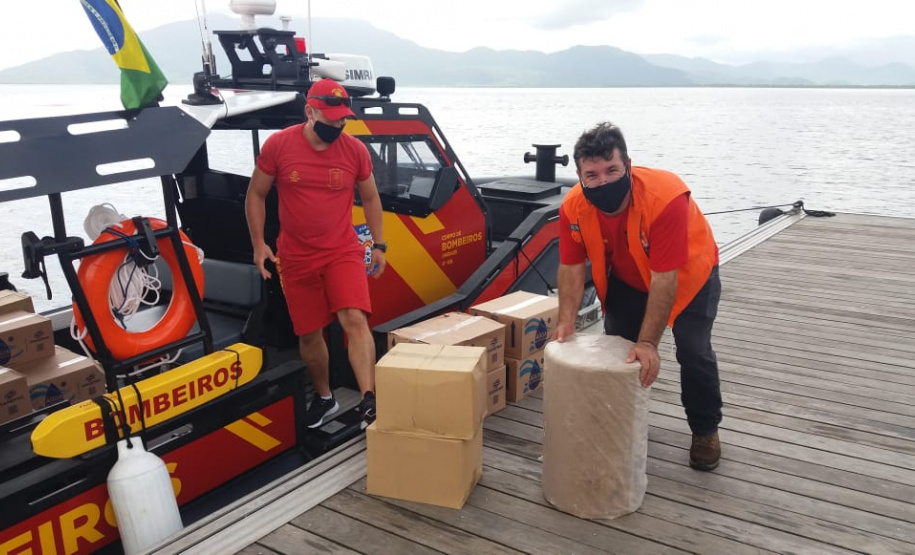 Lancha do Corpo de Bombeiros leva materiais para auxiliar as comunidades rurais de Guarequeçaba, no Litoral do estado
