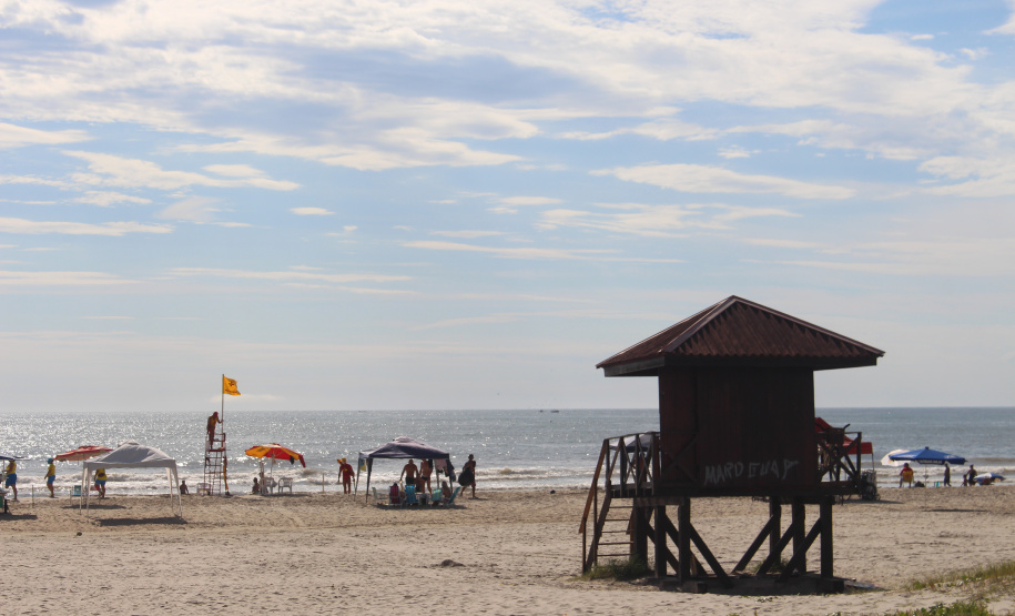 Orientação dos guarda-vidas e conscientização do cidadão fazem diminuir número de salvamentos no litoral na primeira quinzena do verão