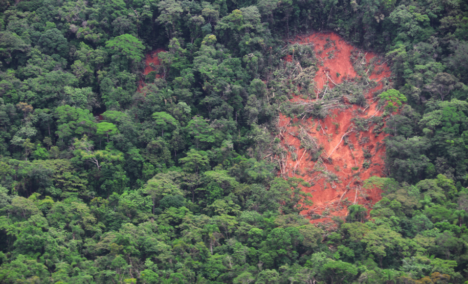 Secretário da Segurança Pública sobrevoa áreas afetadas pelas chuvas no litoral (PR)