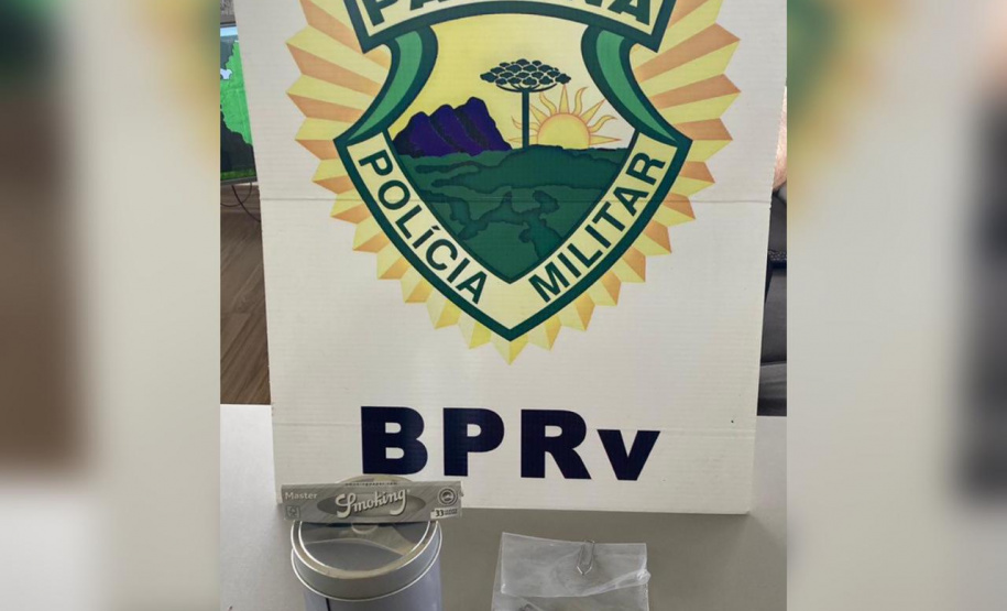 Mais de dois mil maços de cigarro são apreendidos e três pessoas acabam encaminhadas, em ações distintas, no interior e no litoral do Paraná