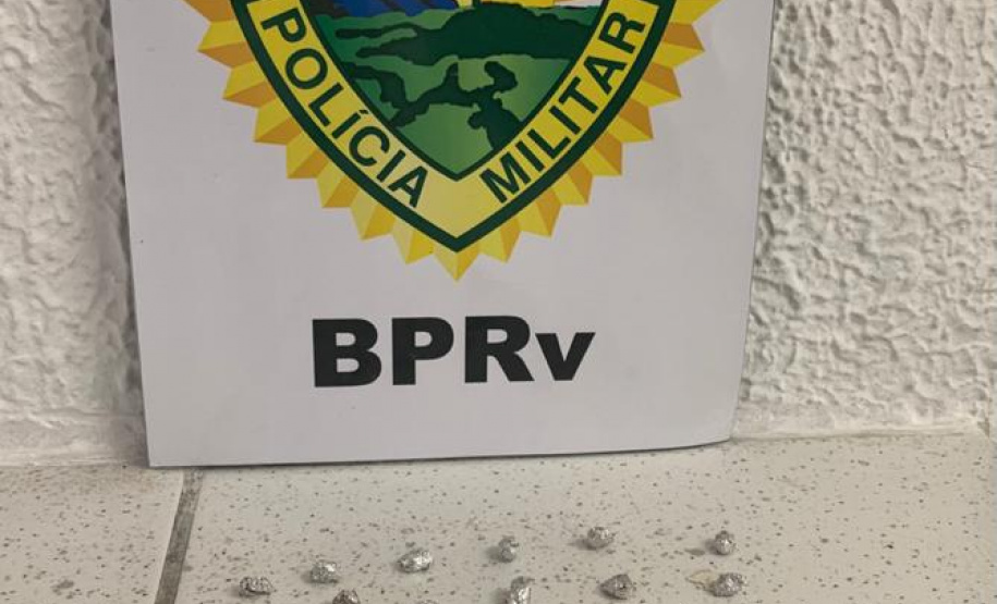 Ao cumprir Mandado Judicial, Polícia Rodoviária encaminha homem e apreende crack em Guaratuba, no Litoral do Paraná