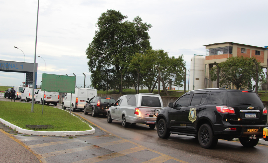 Logística de transporte de corpos, vítimas e familiares termina em Curitiba e avião decola ao Pará; peritas paranaenses seguem no mesmo voo