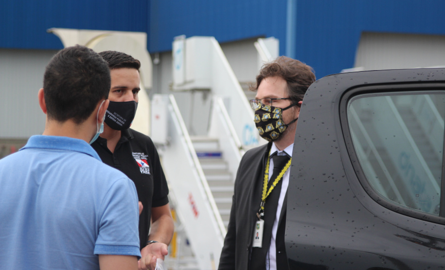 Logística de transporte de corpos, vítimas e familiares termina em Curitiba e avião decola ao Pará; peritas paranaenses seguem no mesmo voo