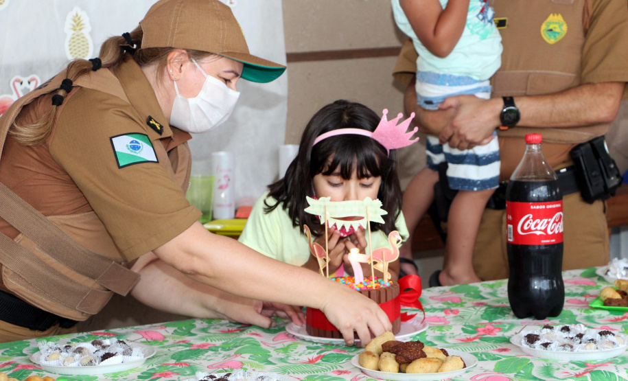 PM faz surpresa para criança aniversariante em Pontal do Paraná (PR), no Litoral
