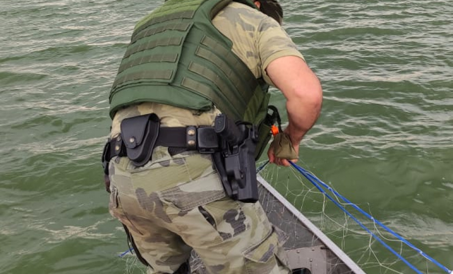 Polícia Ambiental encontra 500 metros de rede nos Rios do Corvo, no Noroeste do estado