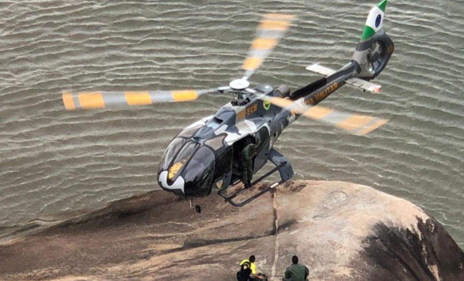 BPMOA socorre homem que caiu da Pedra da Baleia em Matinhos (PR) e vítima de acidente de trânsito em Palmeiras (PR)