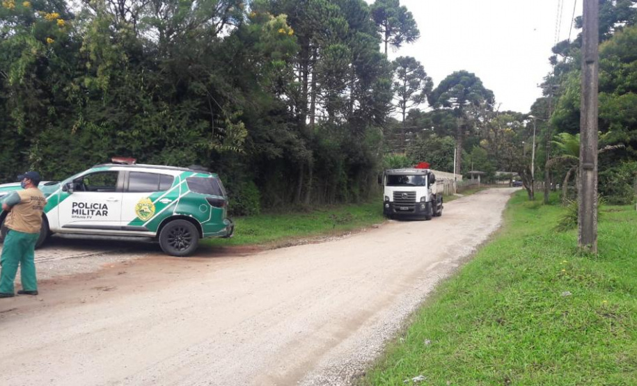Polícia Ambiental presta apoio na remoção de tigre da Malásia e papagaios para o Zoológico de Curitiba