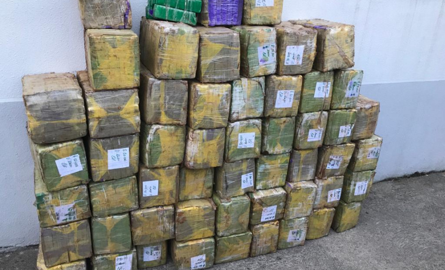 Caminhão com 985 quilos de maconha que seguia para Colombo (PR) é interceptado pelo BPRv na Rodovia da Uva