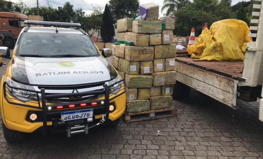 Caminhão com 985 quilos de maconha que seguia para Colombo (PR) é interceptado pelo BPRv na Rodovia da Uva