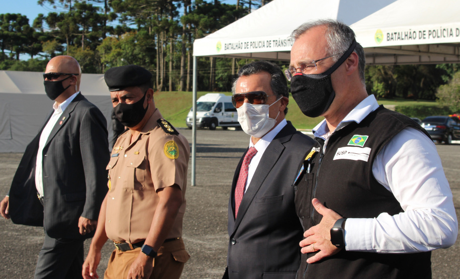 Profissionais de segurança pública são homenageados pelo ministro André Mendonça na APMG, em São José dos Pinhais