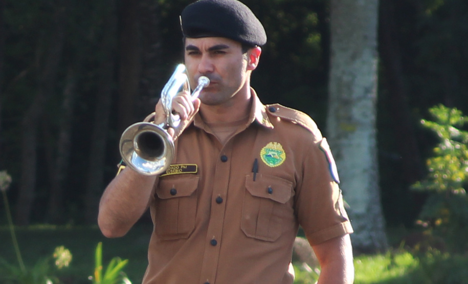 Profissionais de segurança pública são homenageados pelo ministro André Mendonça na APMG, em São José dos Pinhais