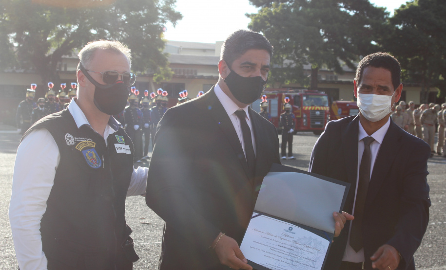 Profissionais de segurança pública são homenageados pelo ministro André Mendonça na APMG, em São José dos Pinhais