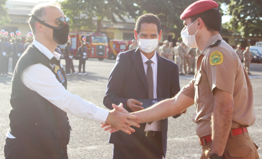 Profissionais de segurança pública são homenageados pelo ministro André Mendonça na APMG, em São José dos Pinhais