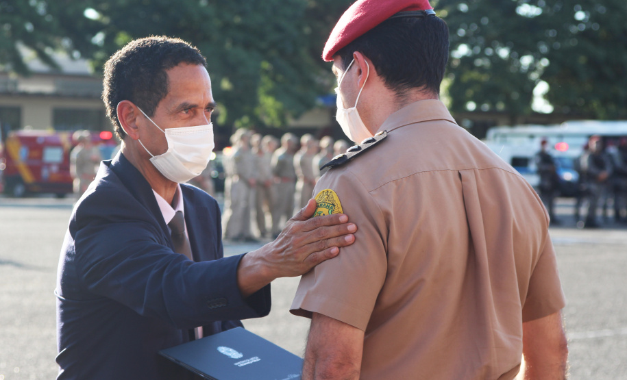 Profissionais de segurança pública são homenageados pelo ministro André Mendonça na APMG, em São José dos Pinhais