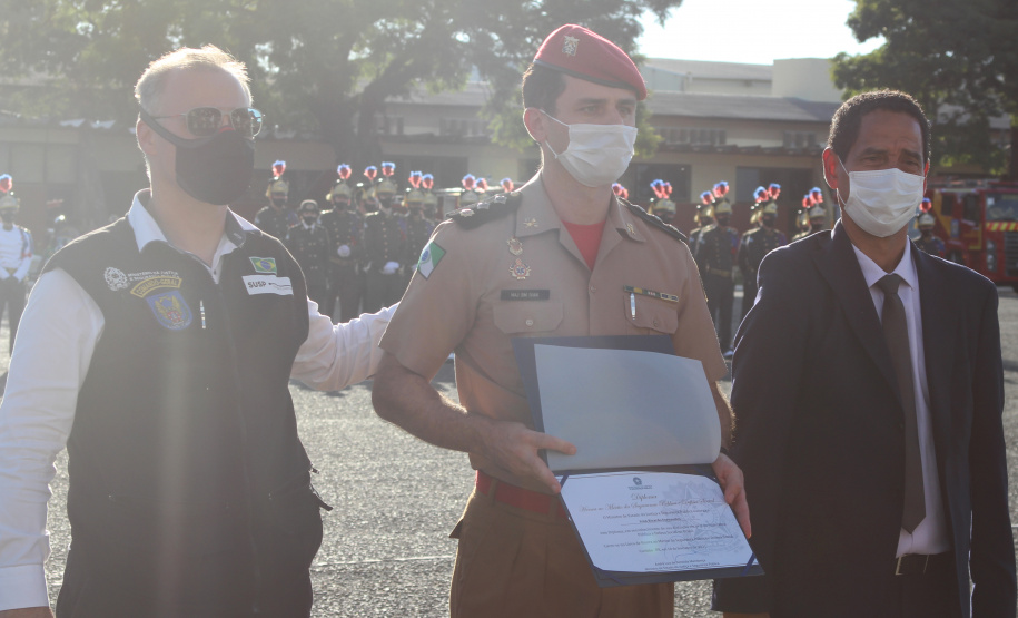 Profissionais de segurança pública são homenageados pelo ministro André Mendonça na APMG, em São José dos Pinhais