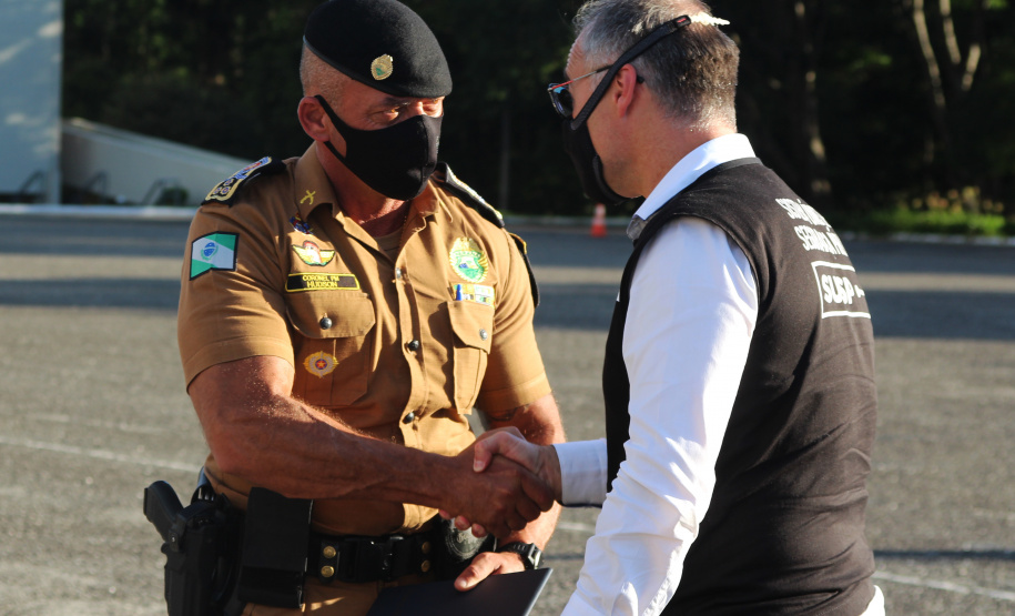 Profissionais de segurança pública são homenageados pelo ministro André Mendonça na APMG, em São José dos Pinhais