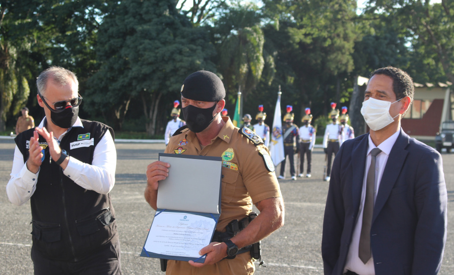 Profissionais de segurança pública são homenageados pelo ministro André Mendonça na APMG, em São José dos Pinhais