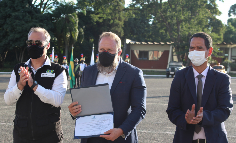 Profissionais de segurança pública são homenageados pelo ministro André Mendonça na APMG, em São José dos Pinhais