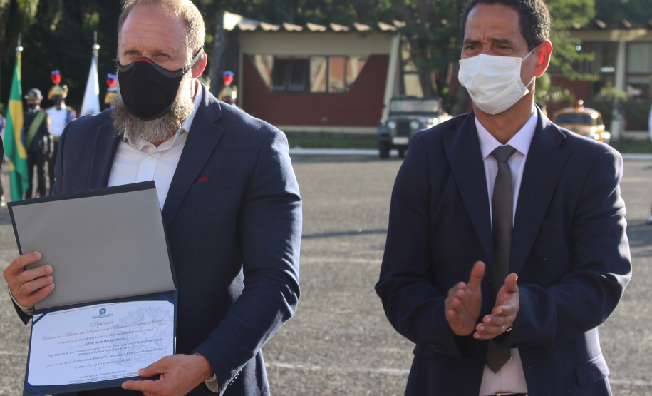 Profissionais de segurança pública são homenageados pelo ministro André Mendonça na APMG, em São José dos Pinhais