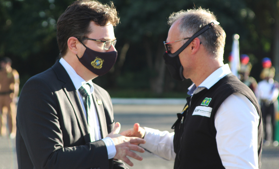 Profissionais de segurança pública são homenageados pelo ministro André Mendonça na APMG, em São José dos Pinhais