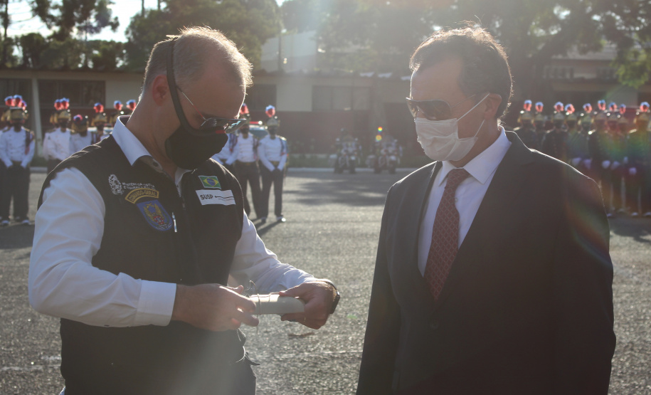 Profissionais de segurança pública são homenageados pelo ministro André Mendonça na APMG, em São José dos Pinhais