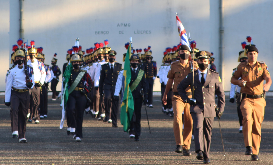 Profissionais de segurança pública são homenageados pelo ministro André Mendonça na APMG, em São José dos Pinhais