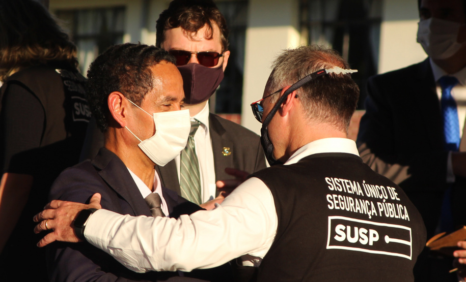 Profissionais de segurança pública são homenageados pelo ministro André Mendonça na APMG, em São José dos Pinhais