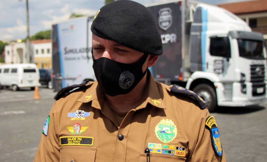 Policiais militares passam por instrução de tiro em caminhão de treinamento com simulador