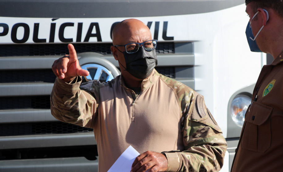 Policiais militares passam por instrução de tiro em caminhão de treinamento com simulador