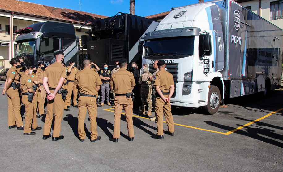 Policiais militares passam por instrução de tiro em caminhão de treinamento com simulador