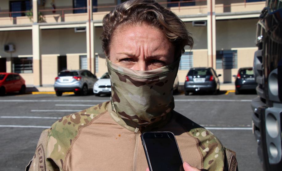 Policiais militares passam por instrução de tiro em caminhão de treinamento com simulador